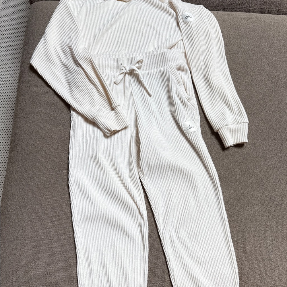 Alo Yoga Muse 2pc Ivory cream Set Hoodie and Jogger sz Small